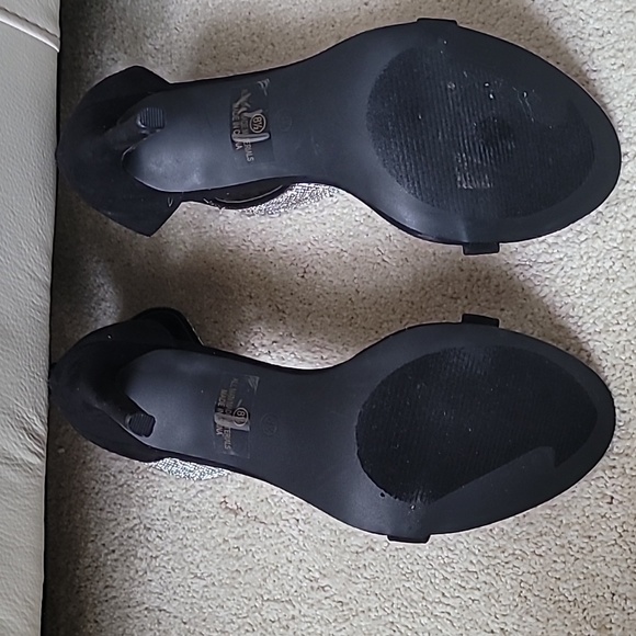 Shoes - Picture 4 of 4